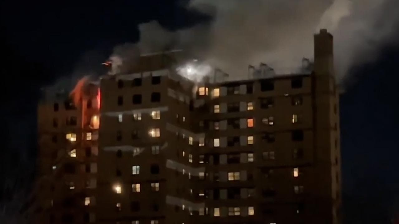 New York: in fiamme grattacielo di 17 piani nel Bronx, il video