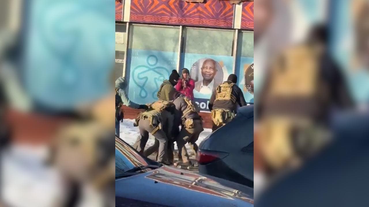 Minneapolis, agente federale spara a un uomo a distanza ravvicinata: le immagini