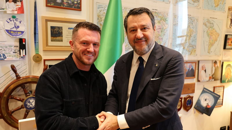 Selfie con neonazista, è bufera su Salvini: “Scambio di idee”