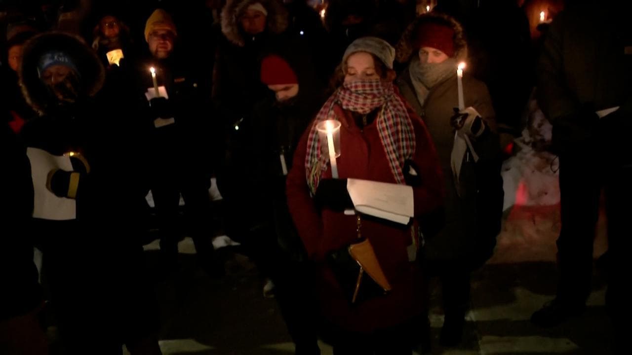 Minneapolis, in migliaia alla veglia per piangere la morte di Alex Pretti