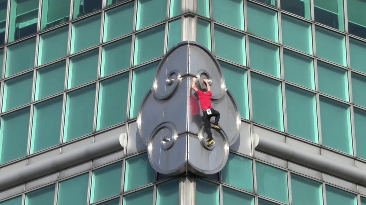Taiwan, la folle impresa di Alex Honnold: l'arrampicata senza sicurezza sul grattacielo Taipei 101