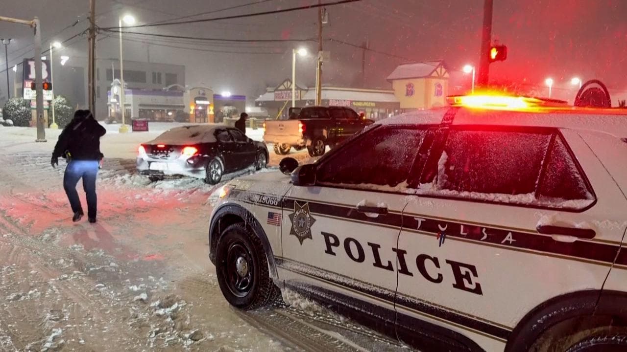 Oklahoma, la tempesta di neve intrappola decine di automobilisti: strade chiuse e allerta rossa