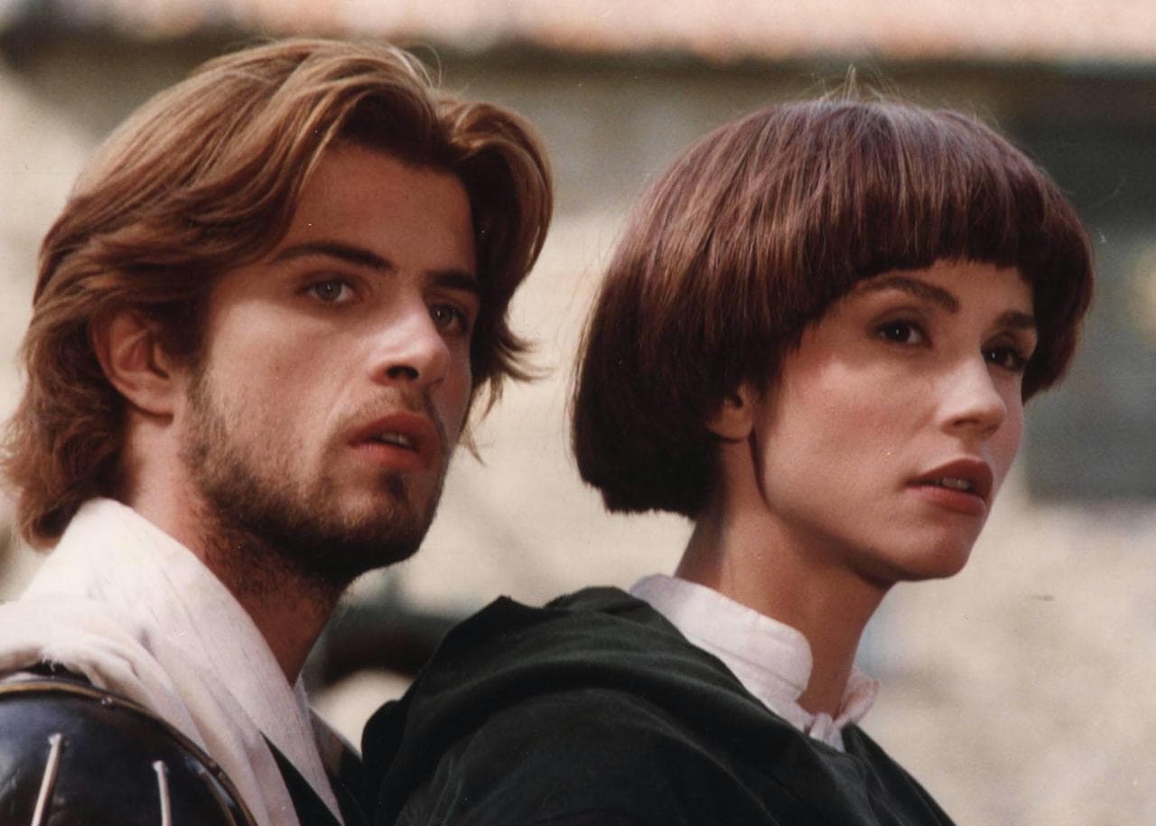 Alessandra Martines con Kim Rossi Stuart in "Fantaghrò", la serie tv che all'inizio degli anni 90 le diede grande popolarità