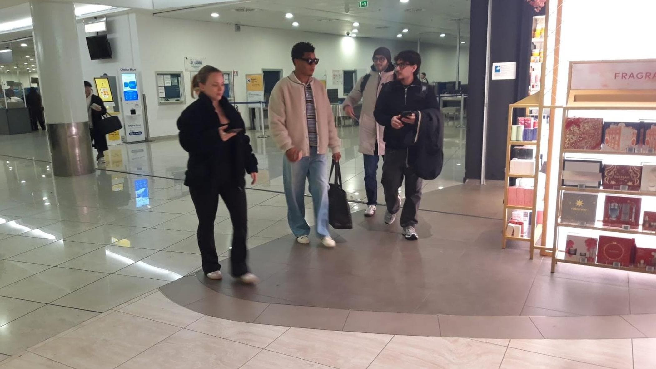 Neres vola in Inghilterra, sarà operato alla caviglia: il Napoli lo perde per almeno due mesi