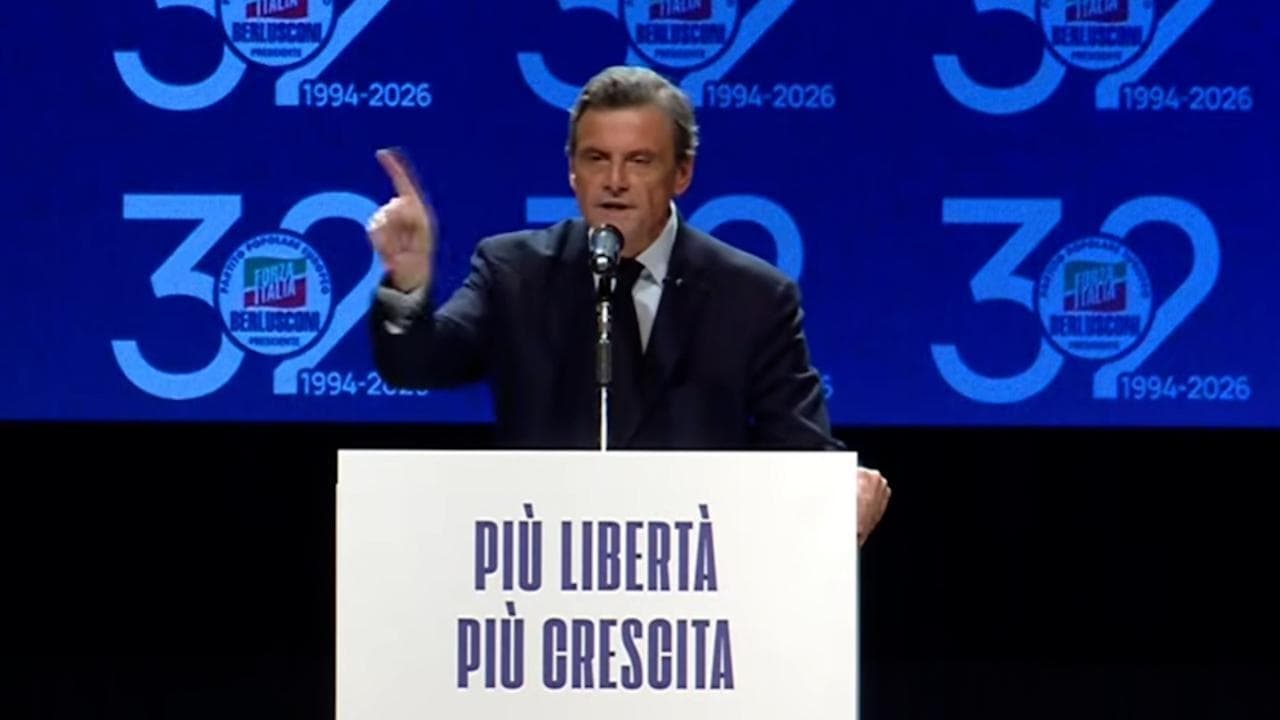 Calenda, attacco a Salvini: "Non sto con chi riceve neonazisti e cocainomani"