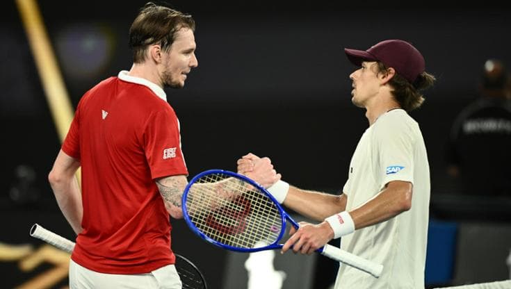 La stretta di mano tra Bublik e De Minaur