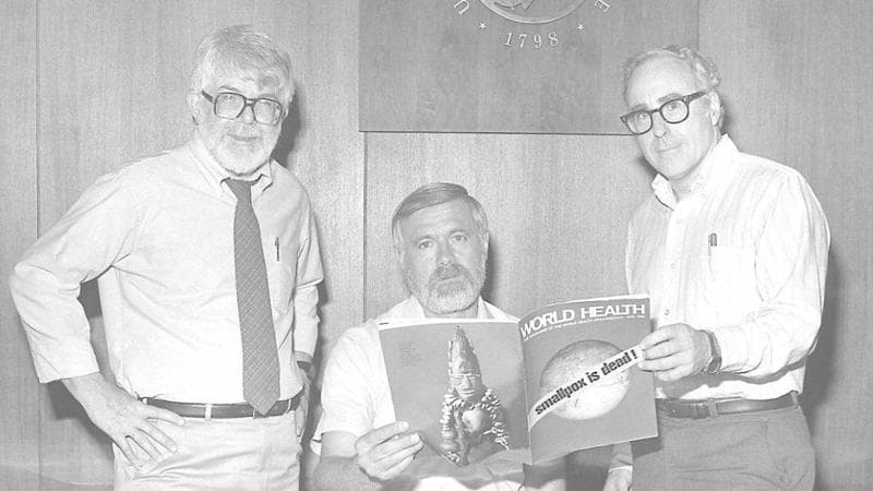 Donald Millar, William Foege e Michael Lane, succedutisi alla guida del Programma per l'eradicazione globale del vaiolo, leggono l’annuncio del successo dell’iniziativa nel 1980. ©Centers for Disease Control and Prevention/Wikimedia Commons