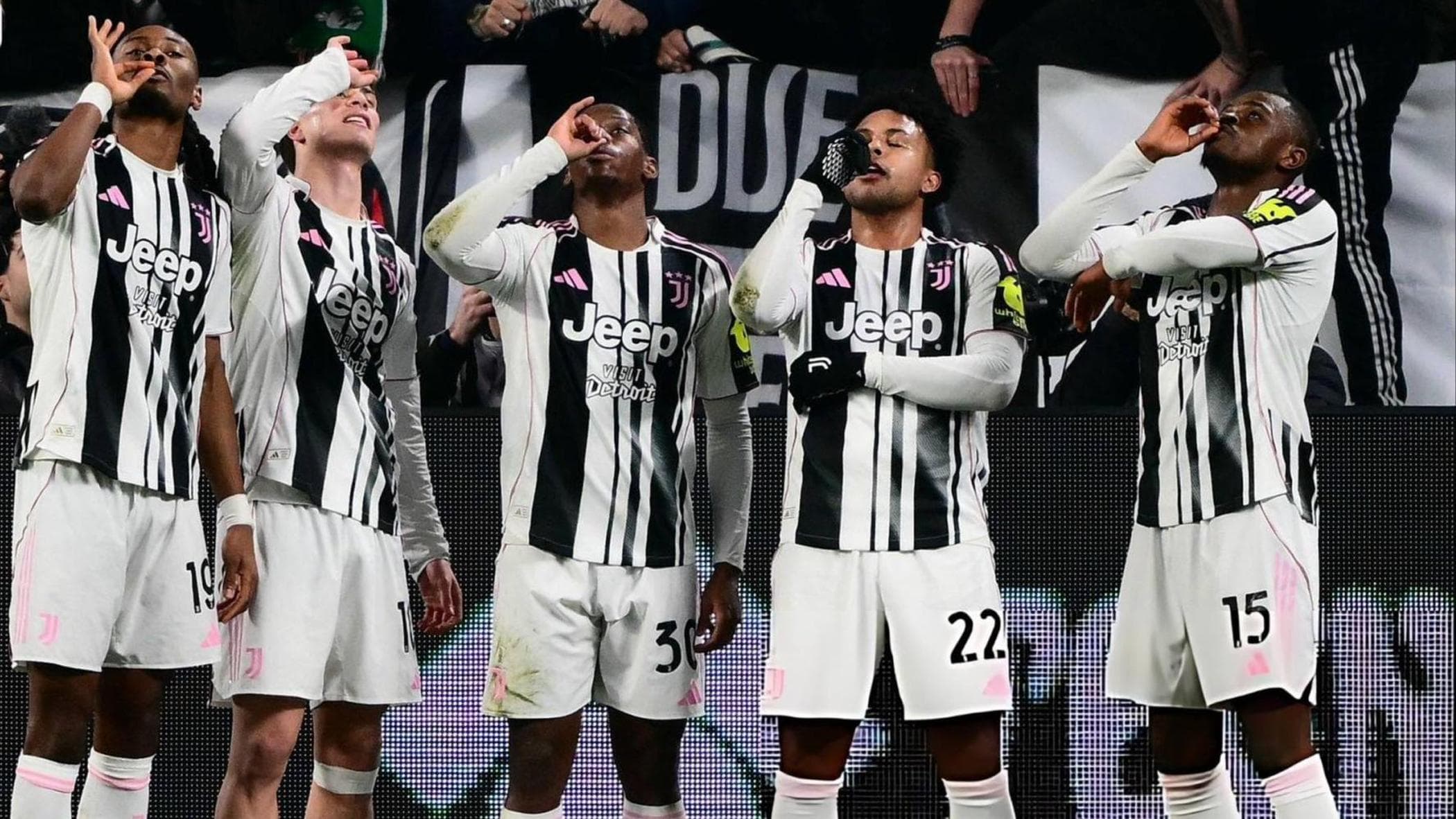 Juve, nuova esultanza: dopo il gol di David tutti a bere il caffè