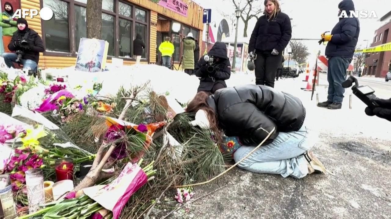 Minneapolis: fiori candele e lacrime alla veglia per Alex Pretti, ucciso dall'Ice
