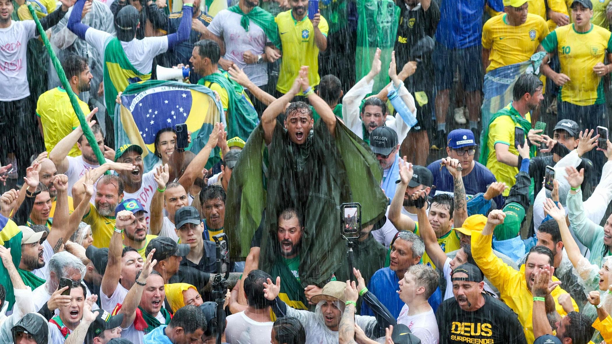 Fulmine sul corteo pro-Bolsonaro a Brasilia, 72 persone colpite