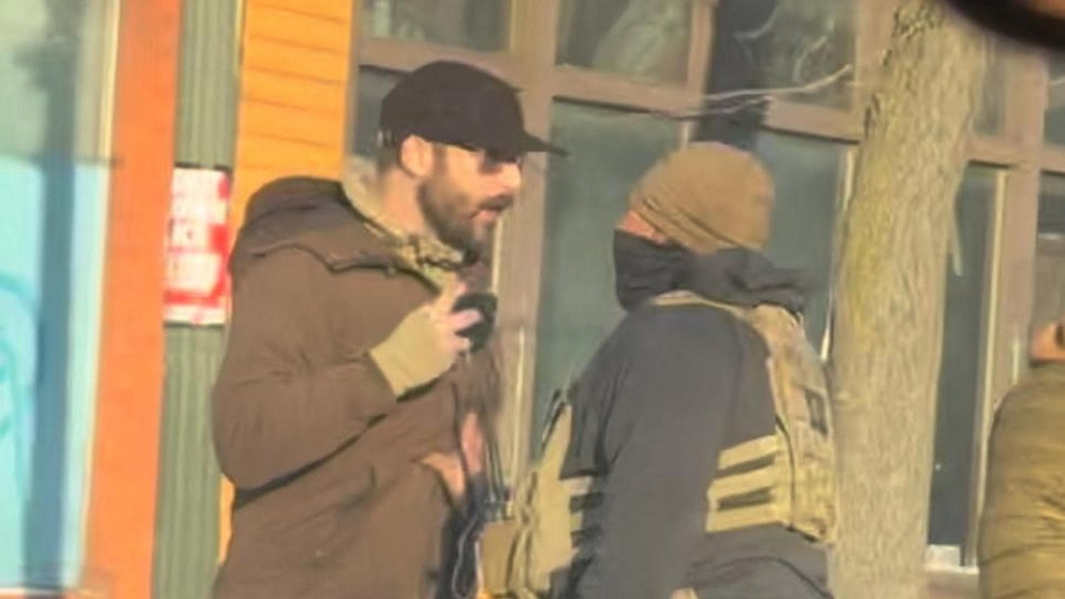 Alex Pretti, il cellulare contro il fucile: la difesa dei non violenti per documentare i soprusi