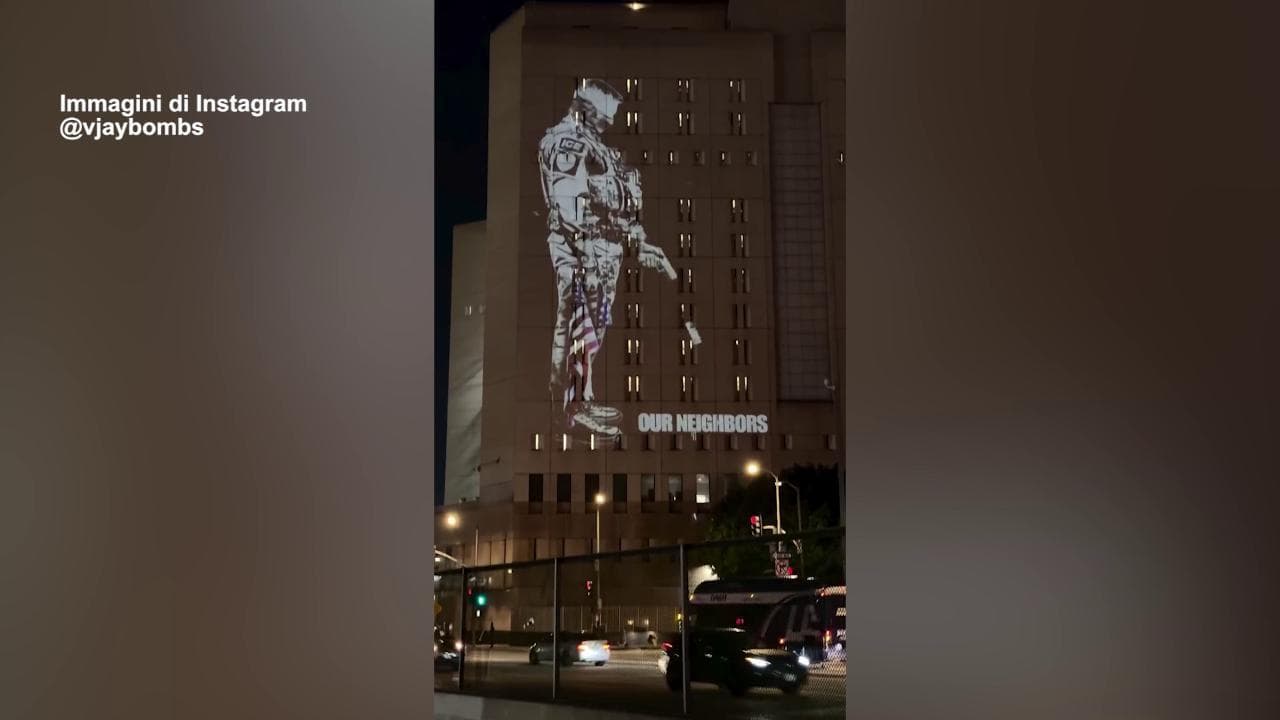 Los Angeles, agente bendato spara a bambini e umanità: l'opera dello street artist ispirata dall'Ice