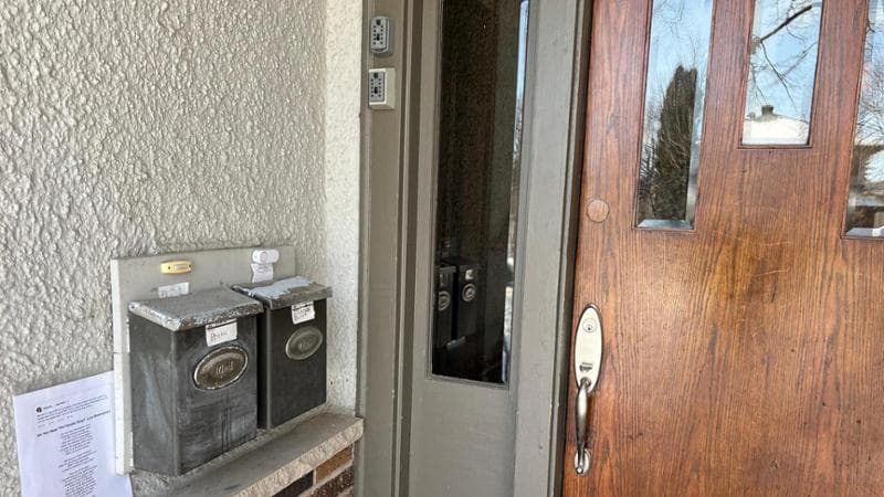 L'ingresso dell'abitazione di Pretti con la lettera / Foto Paolo Mastrolilli