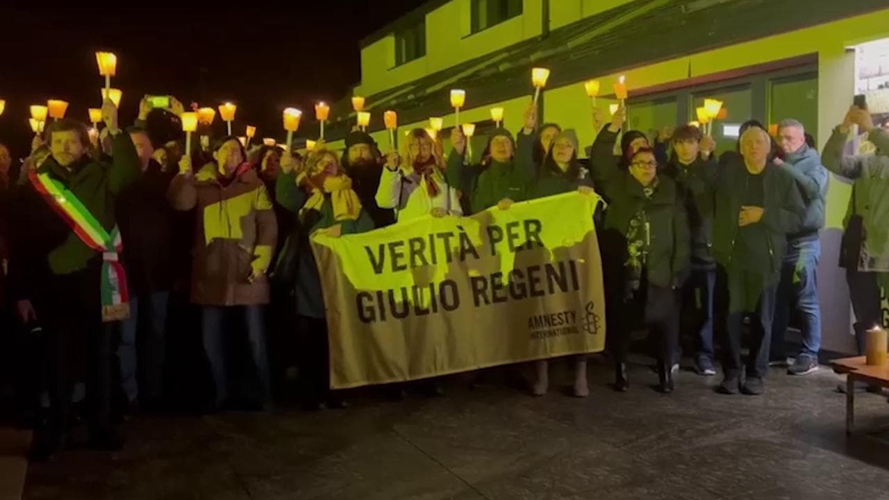 Dieci anni dal rapimento di Giulio Regeni: Fiumicello in giallo, la fiaccolata silenziosa, il canto
