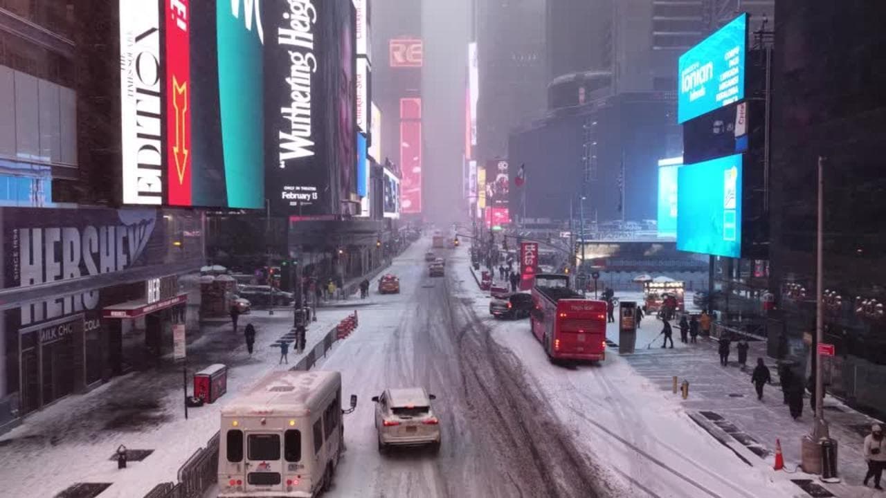 New York nella bufera: in viaggio col drone da Times Square a Central Park innevati