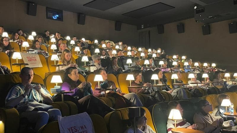 Sferruzza che ti passa: “L’uncinetto al cinemacontro stress e ansia”
