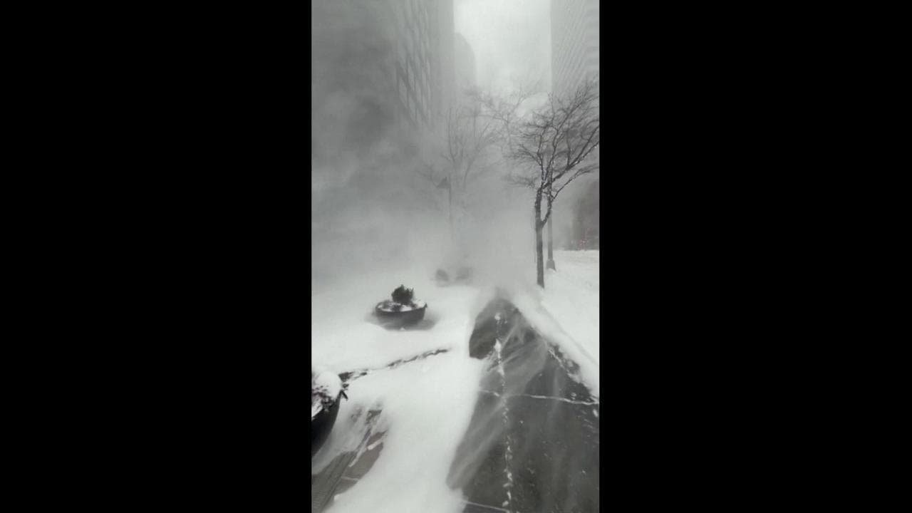 New York nella tempesta: le raffiche di vento e neve sferzano i grattacieli di Manhattan