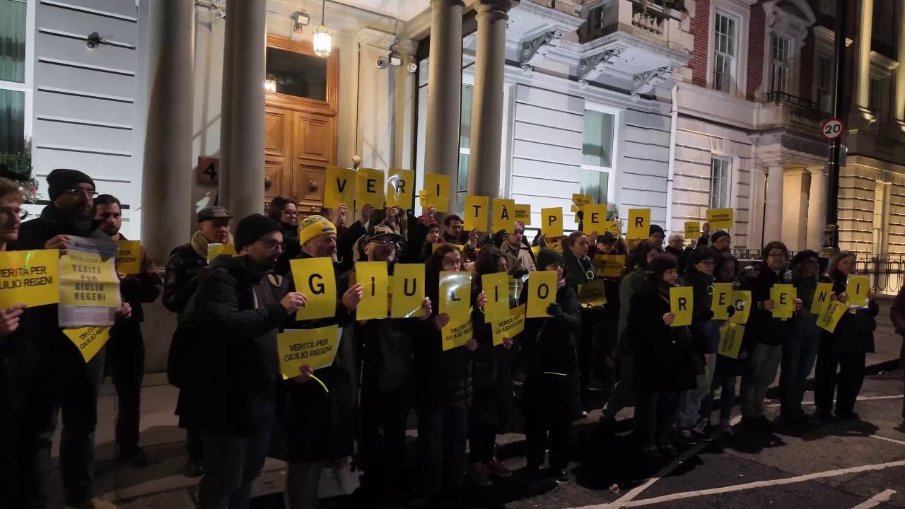 Dieci anni senza Regeni, manifestazione davanti all'ambasciata egiziana a Londra: "Truth for Giulio"