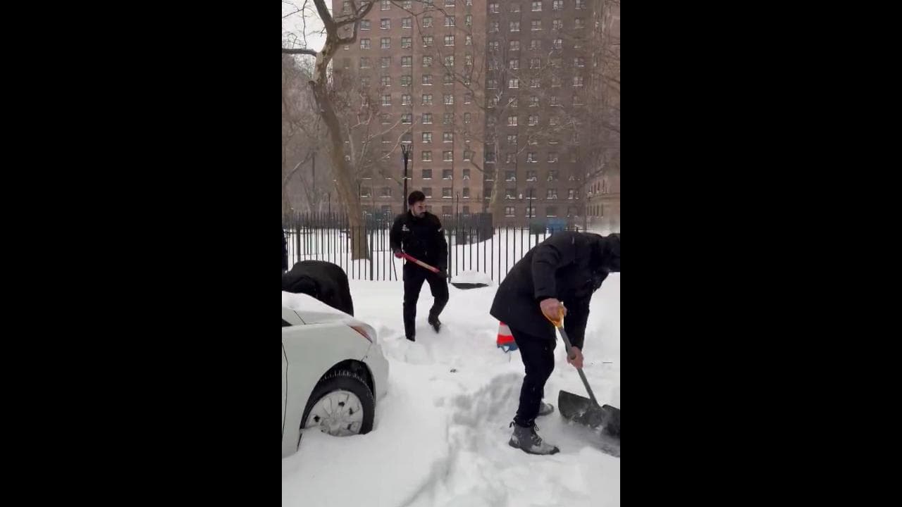New York, il sindaco Mamdani aiuta i cittadini a spalare la neve per liberare un'auto