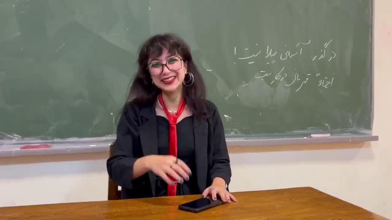 Iran, la ragazza uccisa dai pasdaran quando studiava italiano e diceva ridendo: "Mi piace vivere"