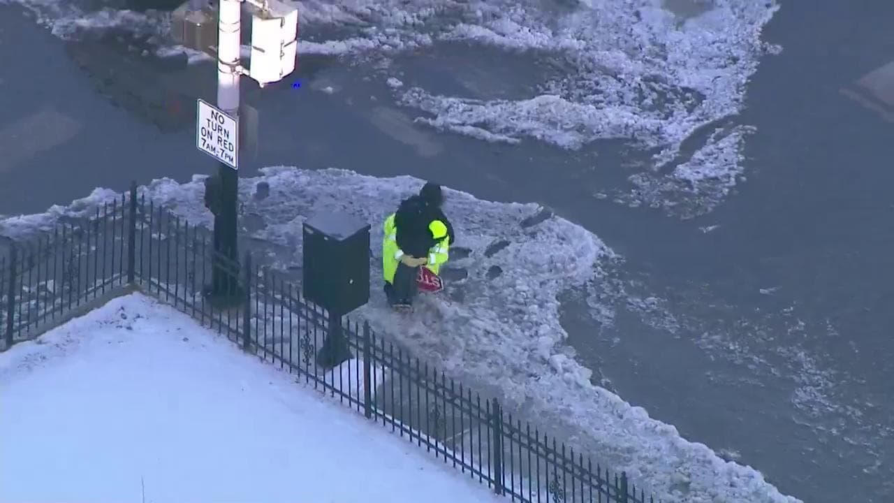 Chicago, il bambino non sa come attraversare sul ghiaccio: il vigile se lo carica sulla schiena