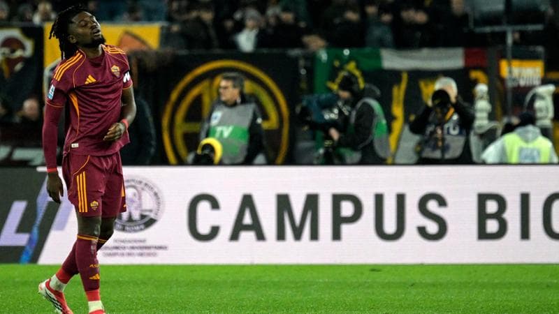 Koné lascia il campo dopo l'infortunio
