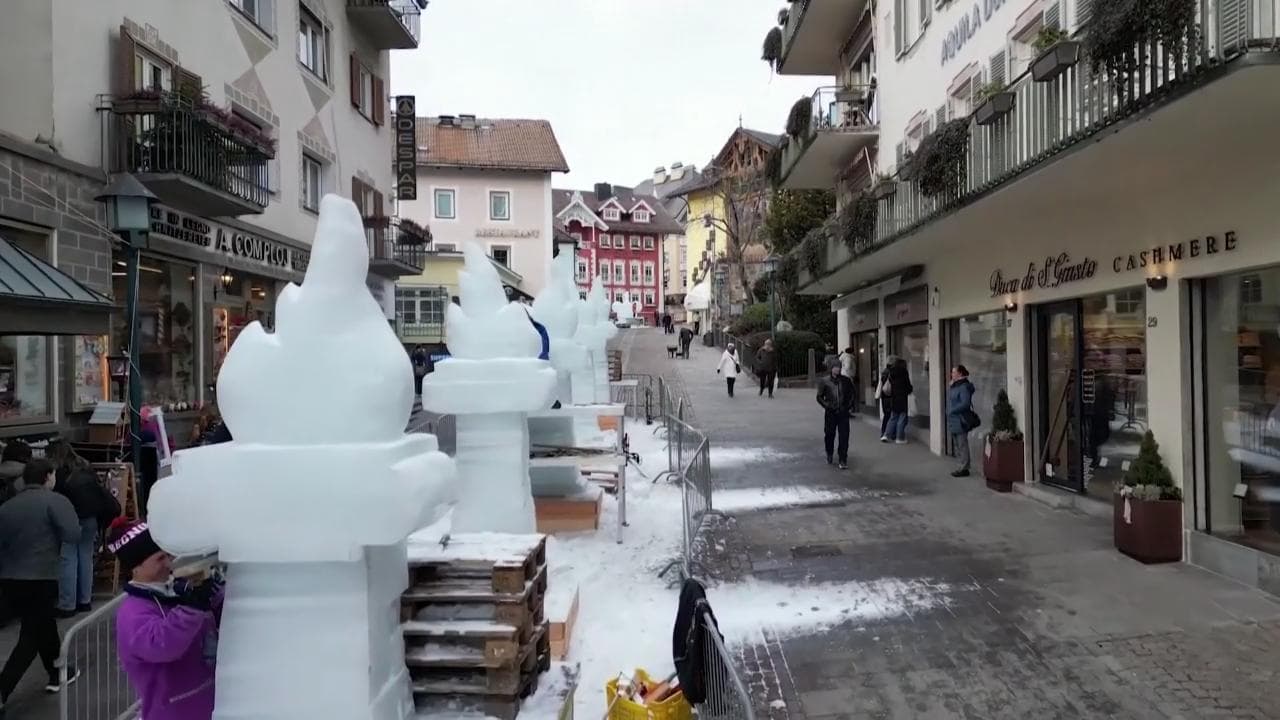 Milano Cortina: Ortisei omaggia i Giochi con una gara di sculture di ghiaccio