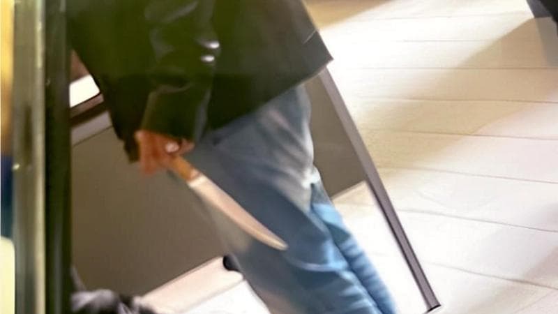 La foto scattata dagli studenti che ritrae l&rsquo;omicida Atif Zouhair con un coltello in mano, lo stesso con il quale ha poi colpito e ucciso Abanoub Youssef all&rsquo;istituto professionale Einaudi Chiodo di La Spezia
