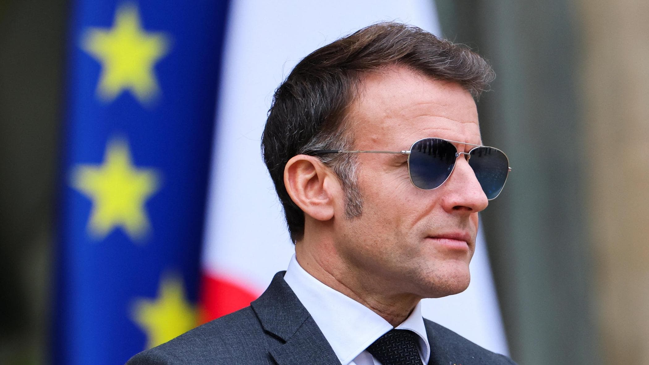 Francia, Macron vieta i social ai minori di 15 anni: “Il cervello dei nostri figli non è in vendita”