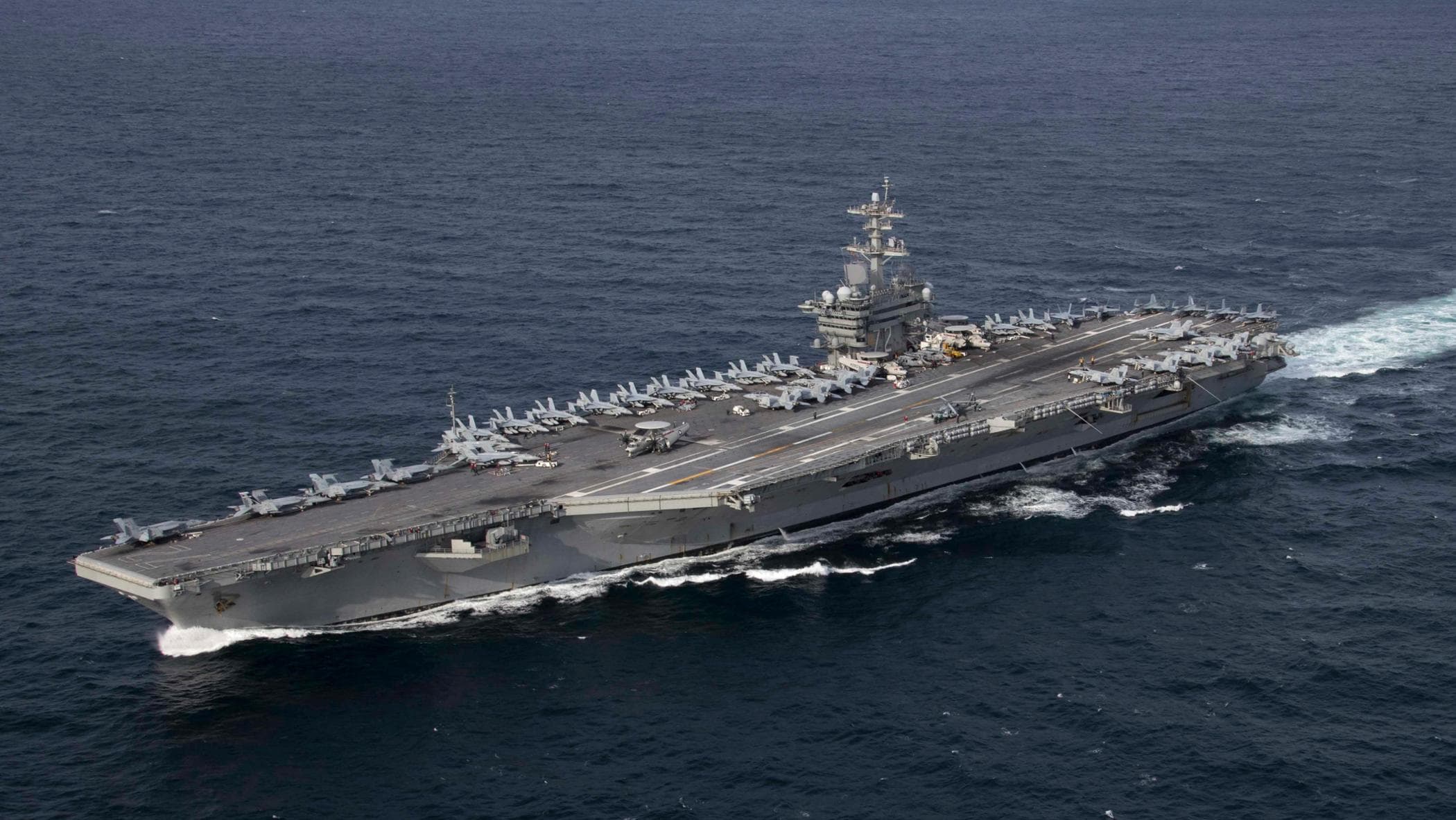 Iran, il Pentagono conferma l’arrivo della portaerei americana Lincoln in Medio Oriente