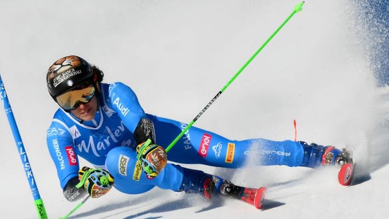 Brignone e Goggia in gara a Crans-Montana con il lutto al braccio per le vittime del Constellation