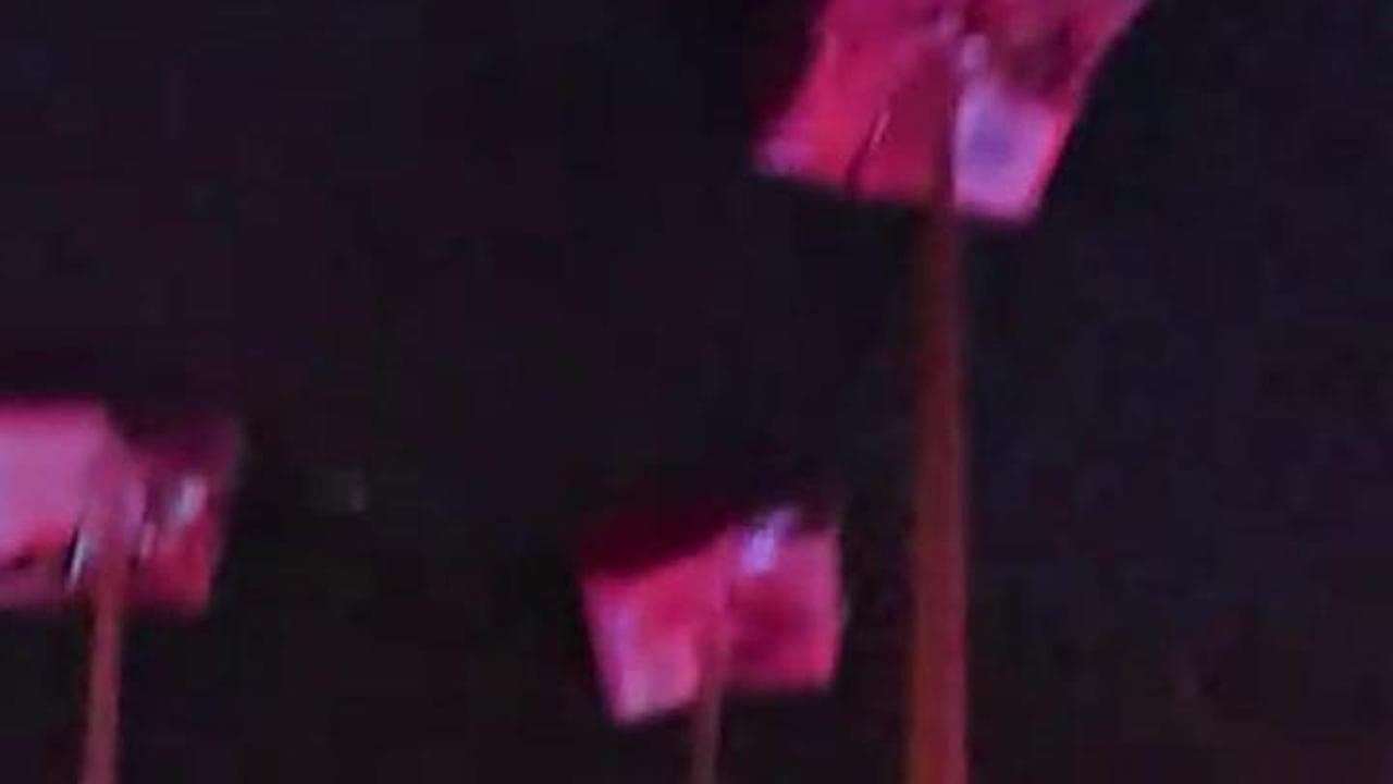Crans, le immagini dei pannelli infiammabili del soffitto tenuti con le stecche da biliardo