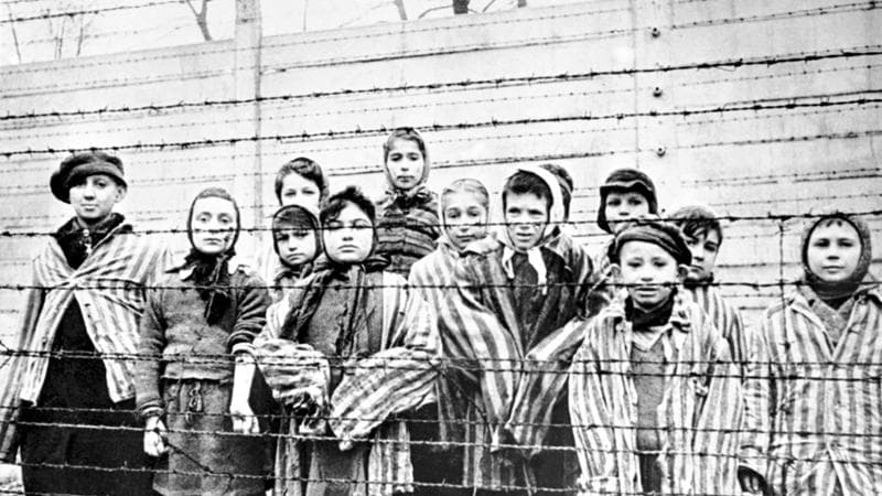 Bambini deportati ad Auschwitz dietro il filo spinato&nbsp;
