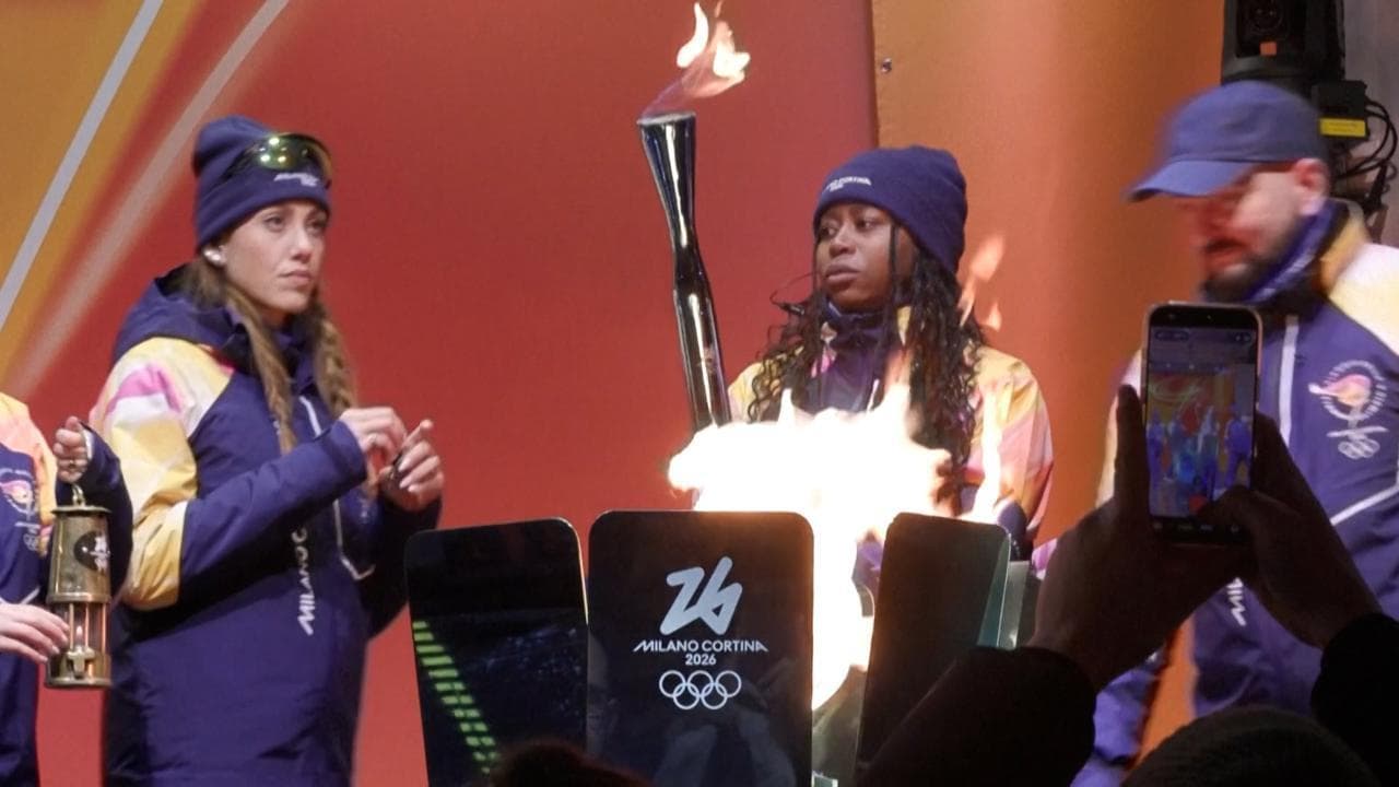 La fiaccola olimpica a Cortina: la cerimonia di riaccensione