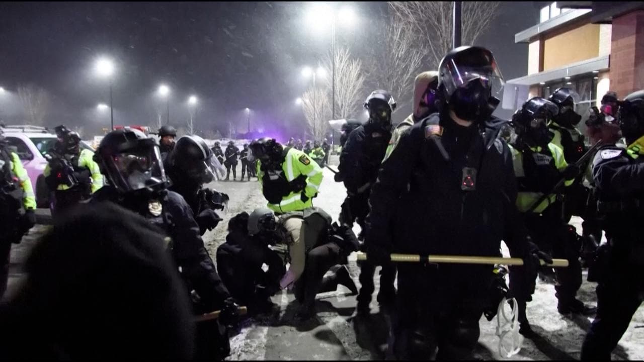 Minneapolis, manifestanti protestano davanti all'hotel di Bovino: oltre 20 arresti