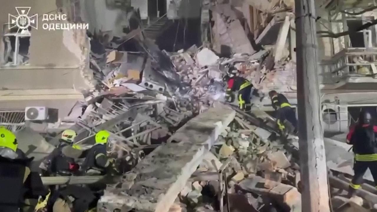 Ucraina, droni russi su Odessa: le immagini dei soccorsi dopo il raid