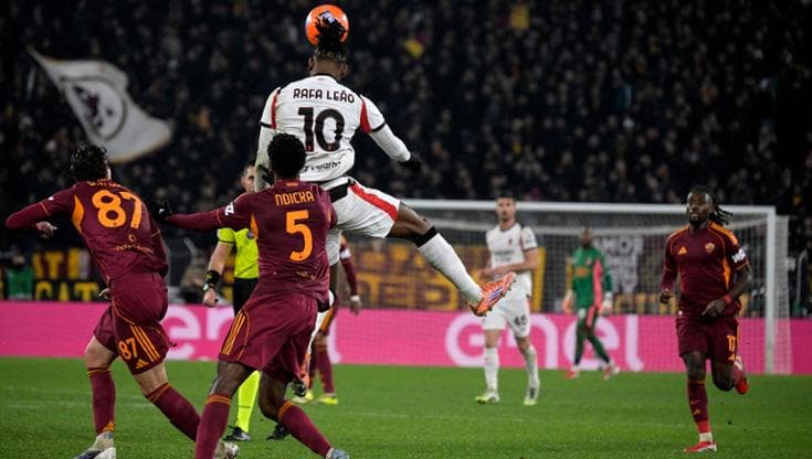 Leao in azione contro la Roma