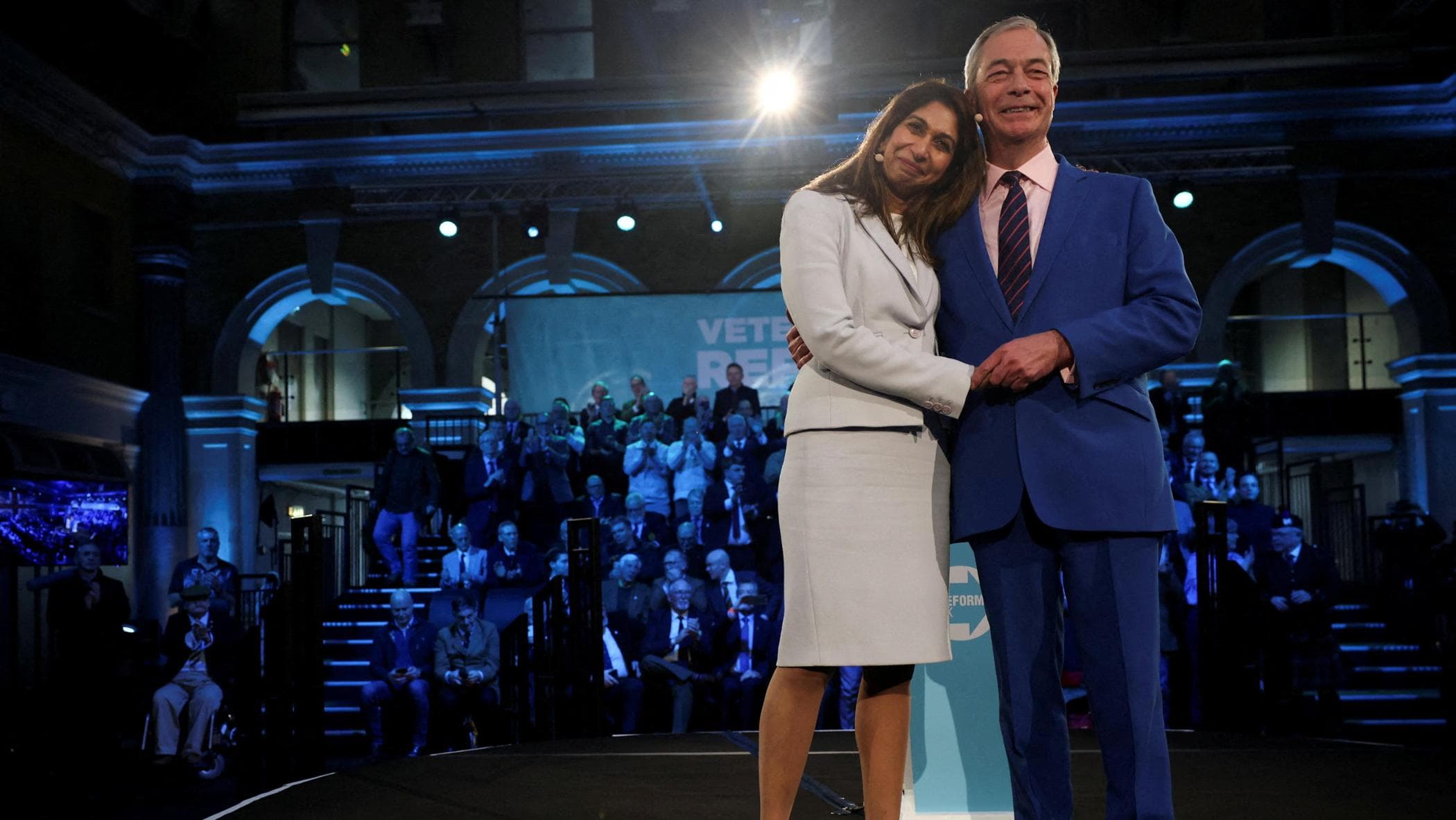 Londra, anche “Cruella” Braverman passa con Farage: “Altrimenti faremo la fine del M5S in Italia”