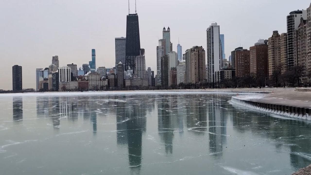 Usa, gelo e temperature polari a Chicago: lo spettacolo del lago Michigan ghiacciato