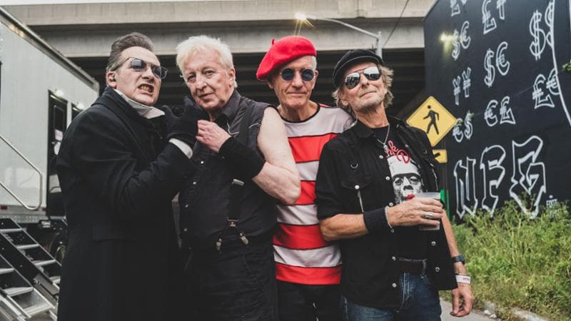 La band oggi: con il basco rosso, Captain Sensible