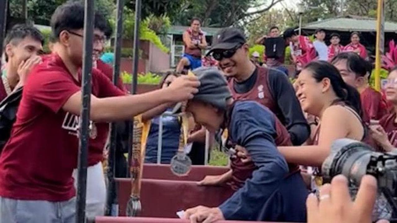 Manila, i runner aiutano una donna anziana a tagliare il traguardo: il pubblico esplode in applausi