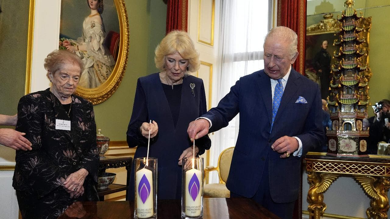 Buckingham Palace, il re Carlo e la regina Camilla incontrano i sopravvissuti alla Shoah