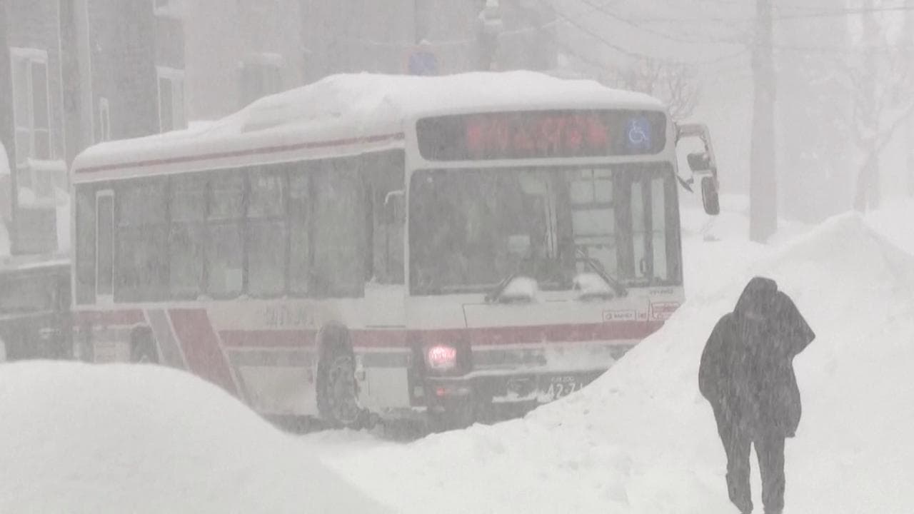 Giappone sommerso dalla neve: oltre un metro in poche ore, bus bloccati e taxi introvabili a Sapporo