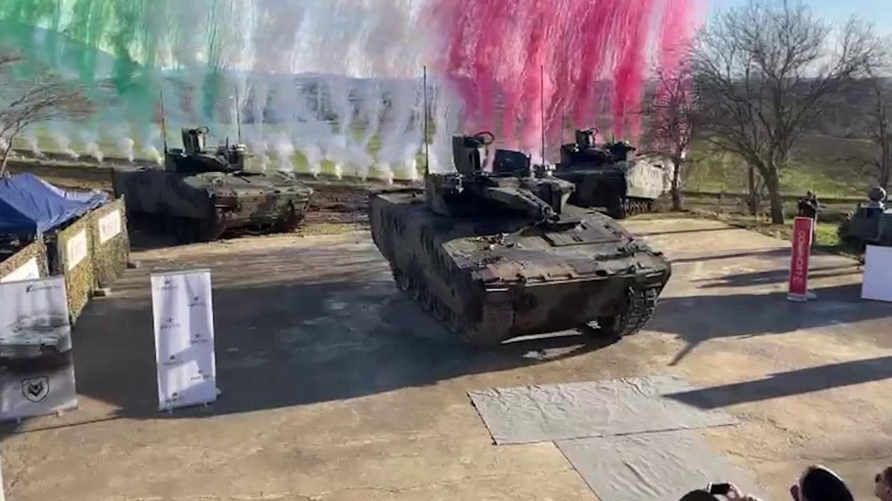 Montelibretti, la consegna all'Esercito dei primi quattro mezzi corazzati Lynx tra fumi tricolore