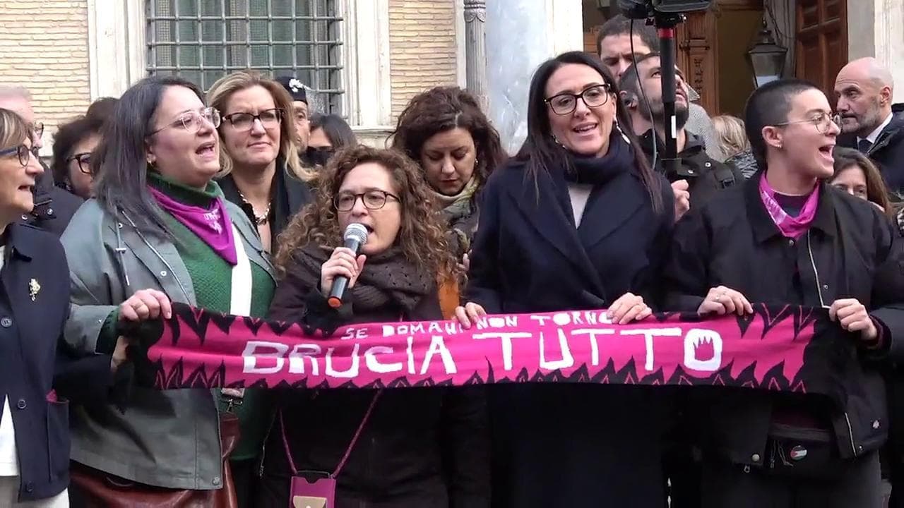 Ddl stupri, manifestanti in piazza bloccate dalla polizia: senatrici dem e avs arrivano a sostenerle