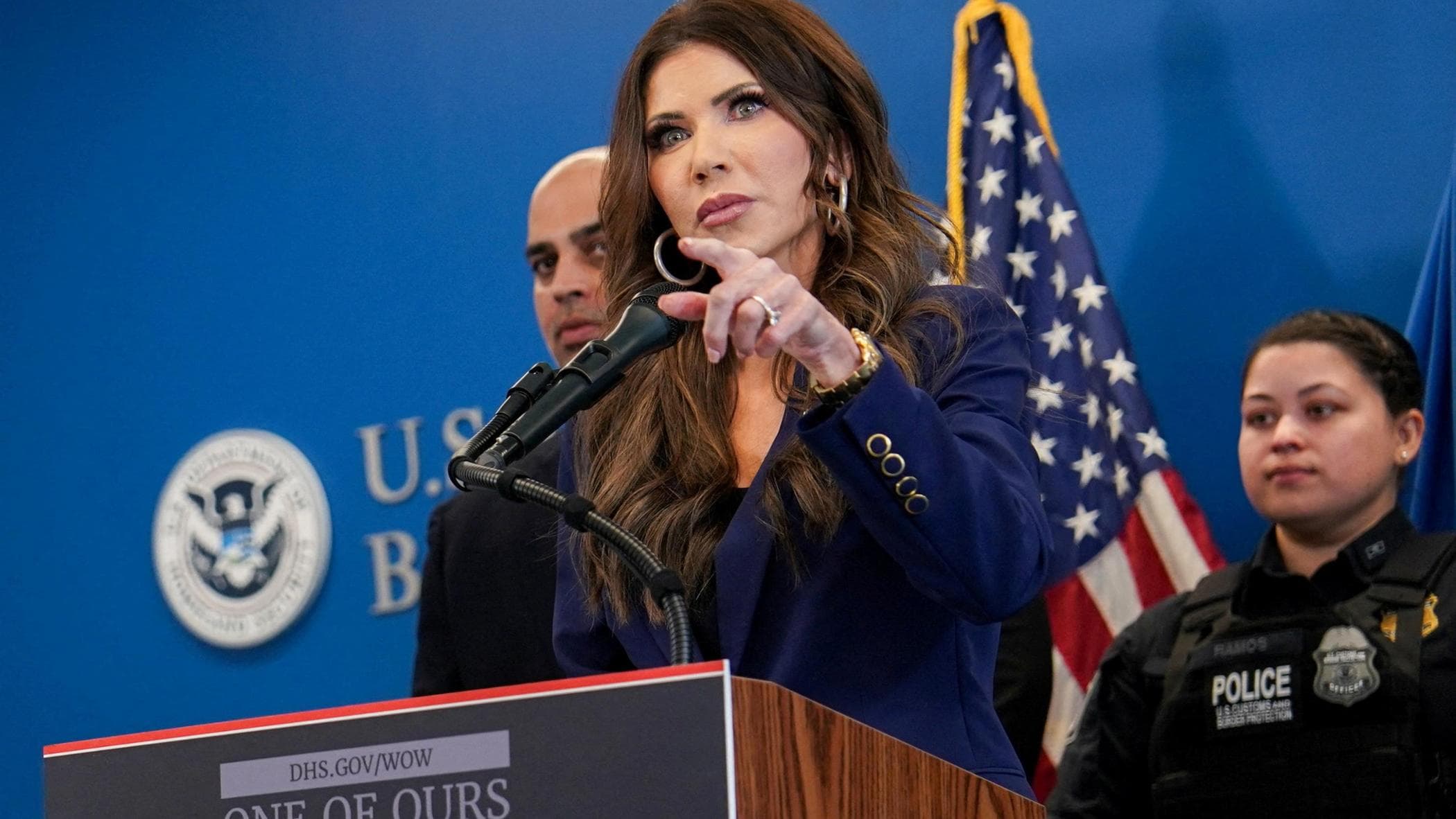 Kristi Noem, la “Ice Barbie” che sparò al suo cane e ora caccia i migranti in Usa