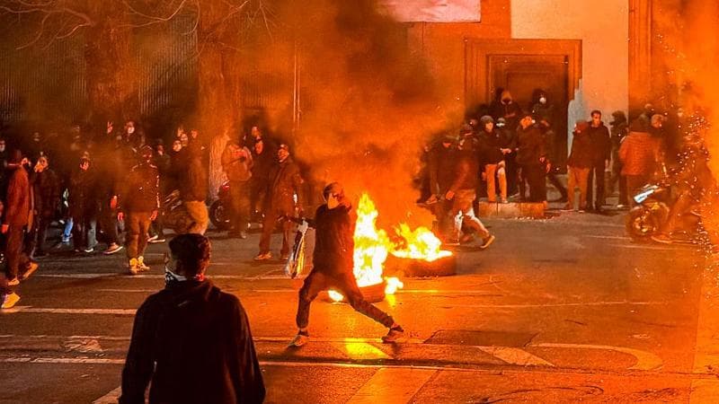 “Stavano per spararmi, salvata da uno sconosciuto”: il racconto di una manifestante in Iran