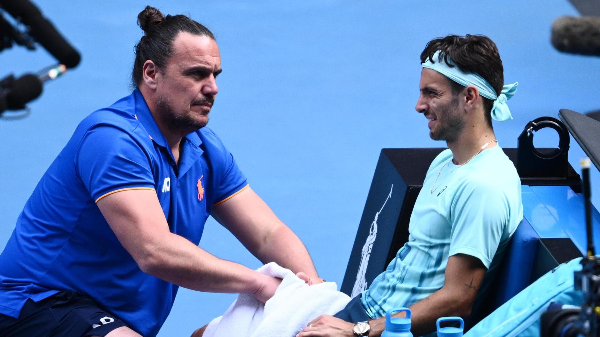Musetti, cosa è successo contro Djokovic: l’incitamento dell’allenatore, il dolore e il ritiro