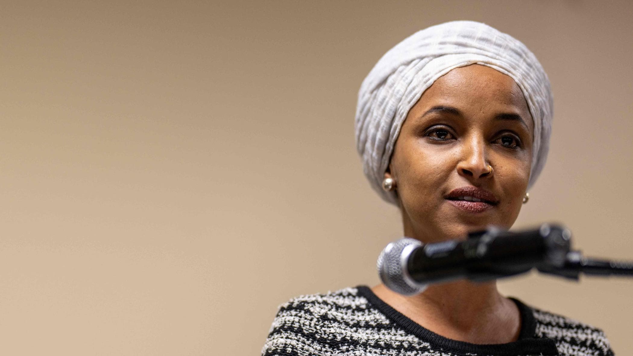 Chi è Ilhan Omar, la rifugiata somala bersaglio di Trump: un mese fa l’aveva definita “spazzatura”