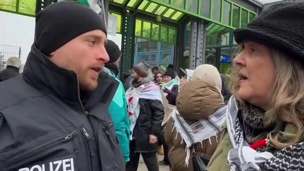 Proteste per Gaza a Berlino, il poliziotto a una signora: "Non dire la frase 'dal fiume fino al mare' o ti arrestiamo"
